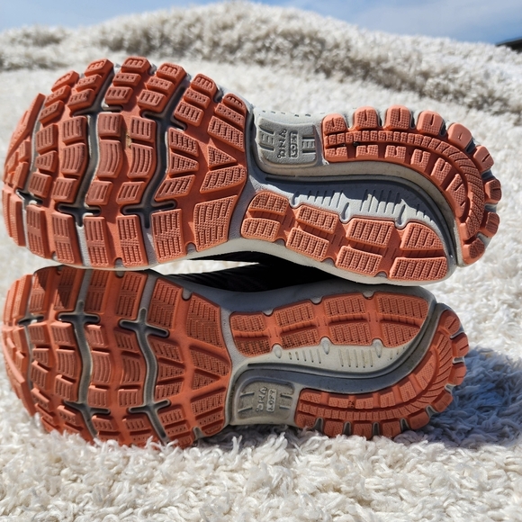 Brooks Ghost 12  Womens 10 black Coral Buffalo Plaid Flannel Sneakers Li… - Picture 8 of 10